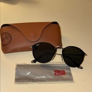 Ray-Ban Round Metal Sunglasses in Black with Brown Case